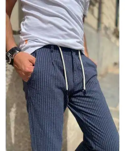 Pantaloni blu uomo, riga bianca