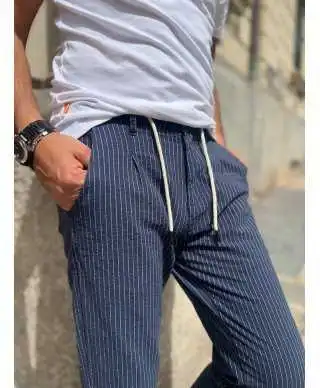 Pantaloni blu uomo, riga bianca