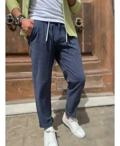 Pantaloni blu uomo, riga bianca