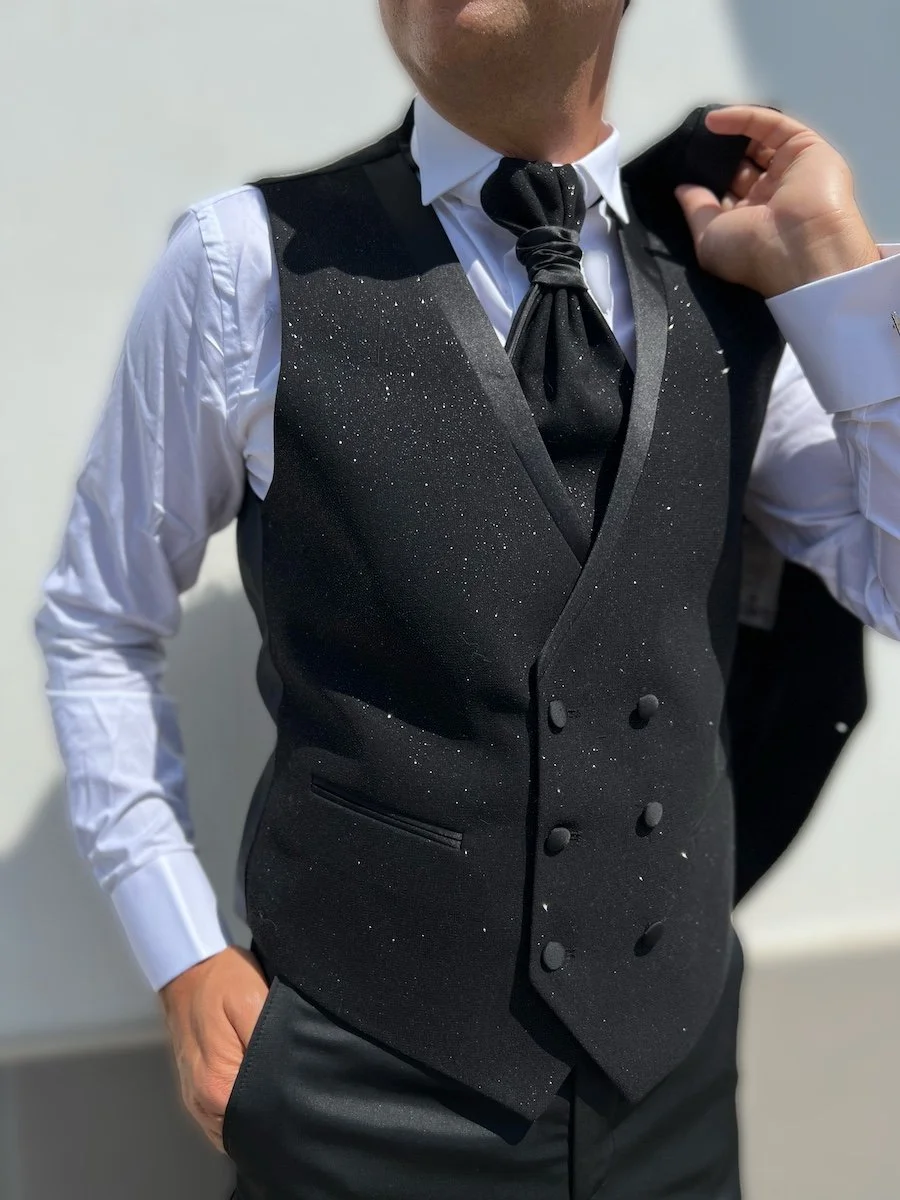 Uomo Dominante In Smoking Con Il Collare Aperto E La Cravatta A Disfatta Image129512082 - Foto 4