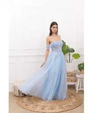 Abito da cerimonia azzurro, Lidia