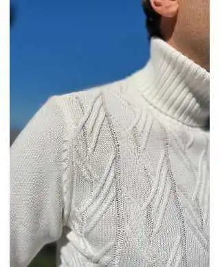 Maglione a Collo Alto Bianco con treccia