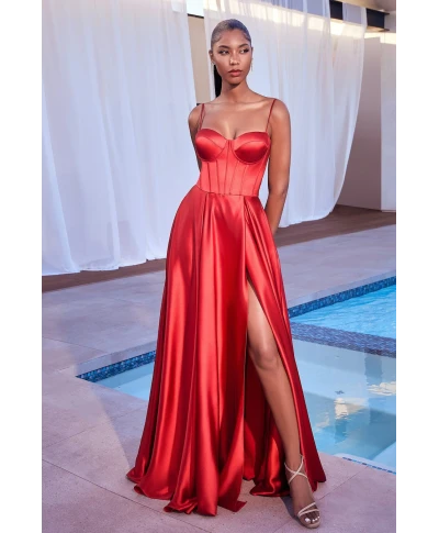 Elegante vestito da damigella rosso