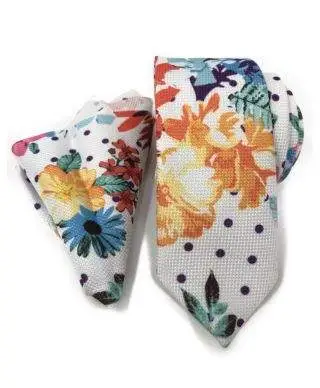 Cravatta floreale con pochette