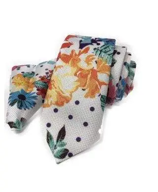 Cravatta floreale con pochette