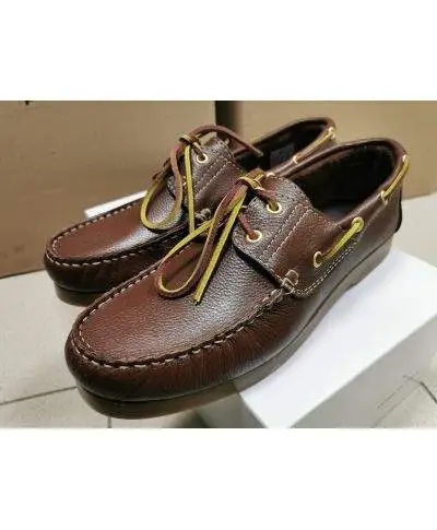 Scarpa uomo modello barca in vera pelle marrone, Made in Italy, con impunture a vista e lacci in contrasto giallo.