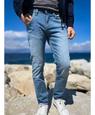 Jeans slim fit in denim chiaro - Abbigliamento uomo online - Gogolfun.it