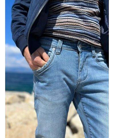 Jeans slim fit in denim chiaro - Abbigliamento uomo online - Gogolfun.it