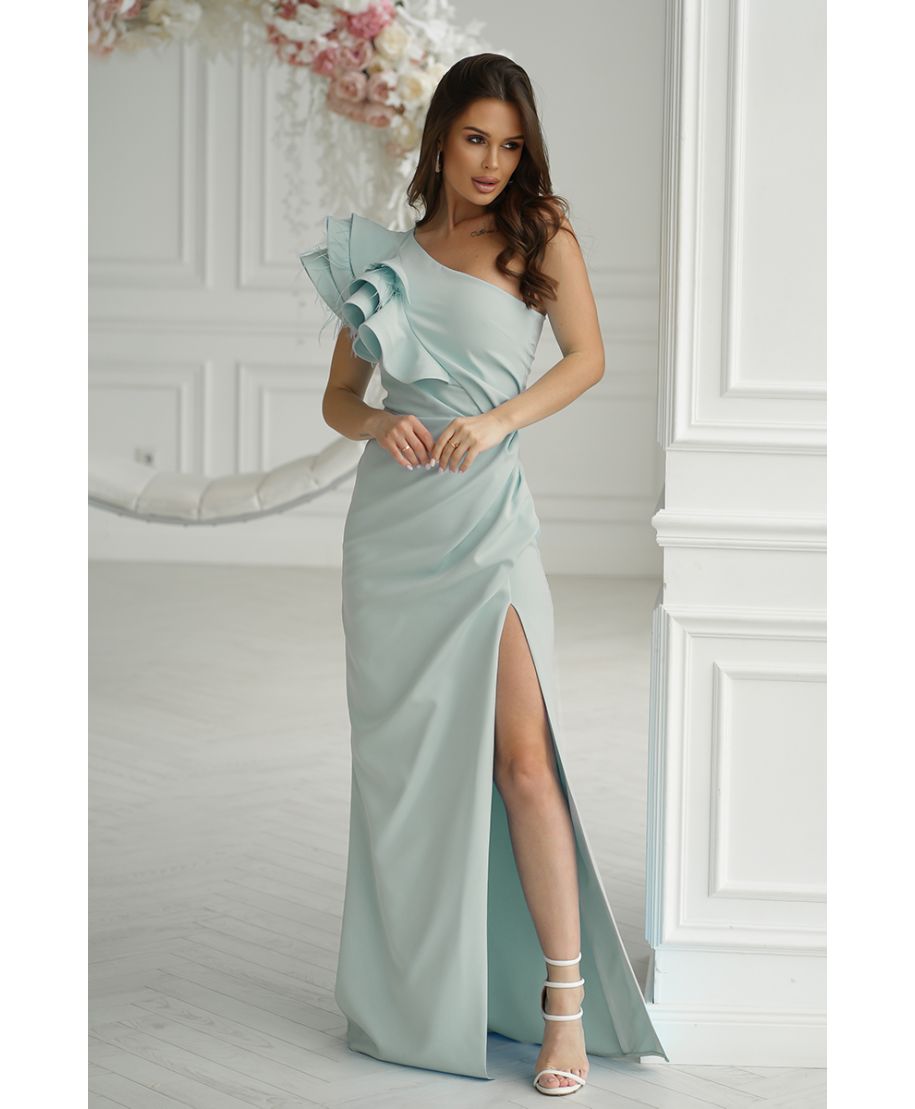 DŁUGA SUKIENKA Z PIÓRKAMI NA JEDNO RAMIĘ