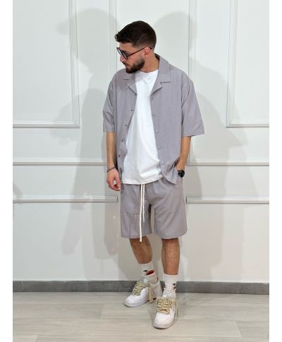 Outfit uomo con bermuda e camicia: il completo estivo perfetto per un look streetwear