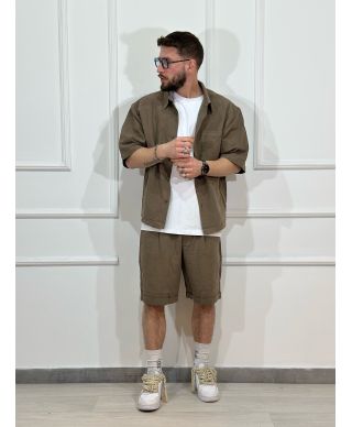 Outfit uomo con bermuda e camicia: il completo estivo perfetto per un look streetwear