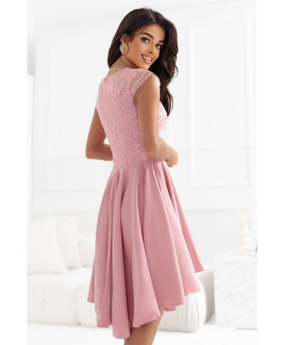  300-7 PATRICIA elegancka sukienka z dłuższym tyłem i koronkowym dekoltem - BRUDNY RÓŻ 