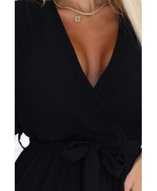  545-5 Długa sukienka z plisowanym dekoltem i wiązaniem - CZARNA 
