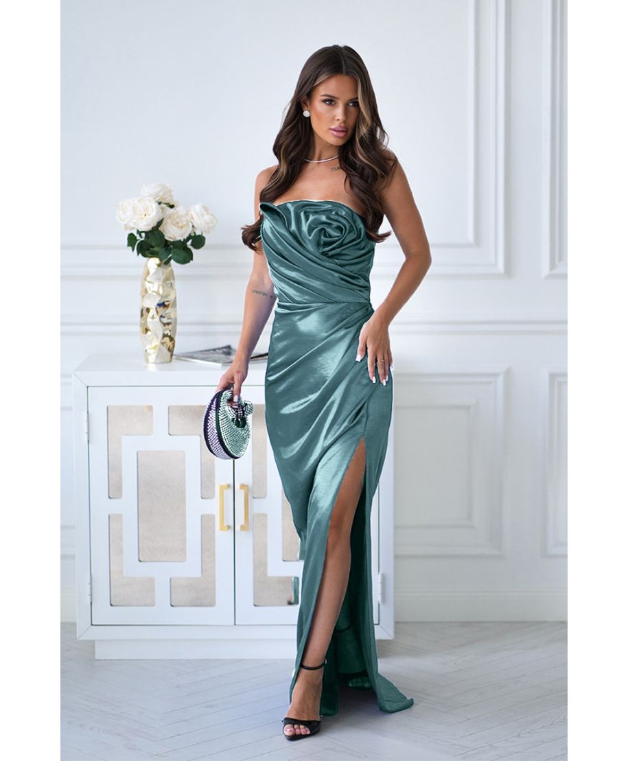 335-18 Elegancka Sukienka Satynowa Bez Ramiączek Z Drapowaną Różą I Rozcięciem