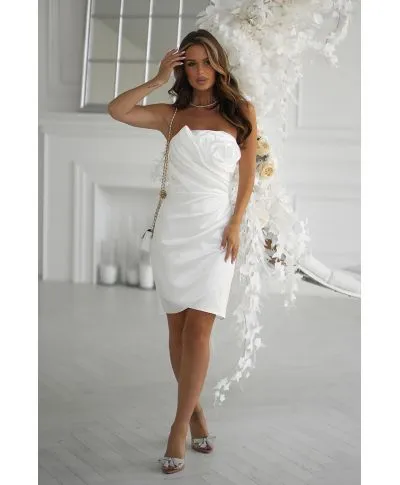 337-04 Elegancka Sukienka Satynowa Bez Ramiączek Z Drapowaną Różą