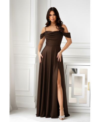 330-61 Elegancka Sukienka Z Drapowaniem, Rozcięciem I Błyszczącą Tkaniną