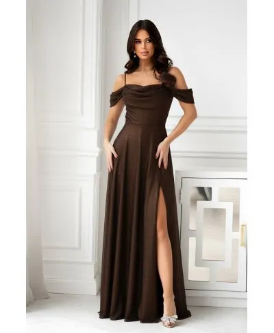 330-61 Elegancka Sukienka Z Drapowaniem, Rozcięciem I Błyszczącą Tkaniną