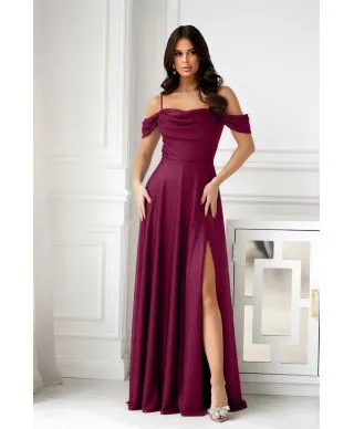 330-10 Elegancka Sukienka Z Drapowaniem, Rozcięciem I Błyszczącą Tkaniną