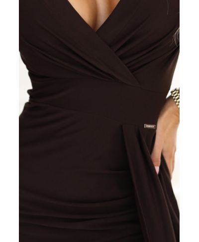  404-14 Elegancka długa sukienka z kopertowym dekoltem i rozcięciem - czekoladowy brąz 