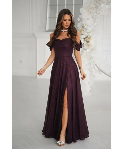 330-11 Elegancka Sukienka Z Drapowaniem, Rozcięciem I Błyszczącą Tkaniną