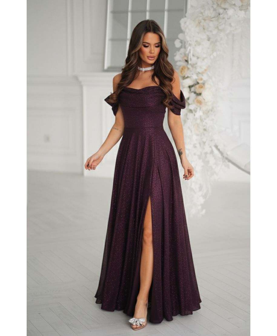 330-11 Elegancka Sukienka Z Drapowaniem, Rozcięciem I Błyszczącą Tkaniną