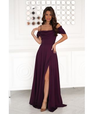 Abito Elegante con Drappeggio e Spacco – Modello Lungo in Tessuto Brillante Prugna