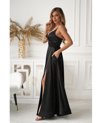 Vestito Lungo Satinato Nero con Spacco e Schiena Regolabile – Eleganza Intramontabile