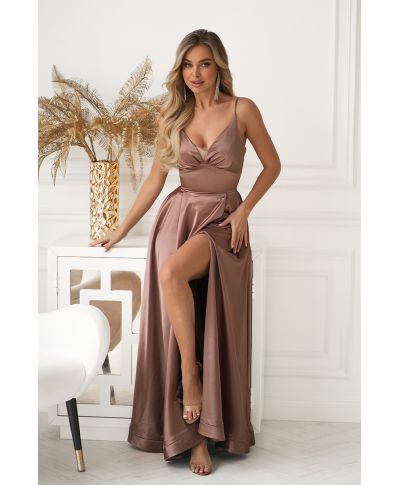 Vestito lungo da sera camel in satin lucente con gonna ampia – Eleganza Naturale