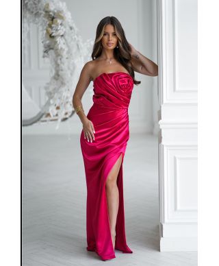 ELEGANCKA SUKIENKA SATYNOWA BEZ RAMIĄCZEK Z DRAPOWANĄ RÓŻĄ I ROZCIĘCIEM