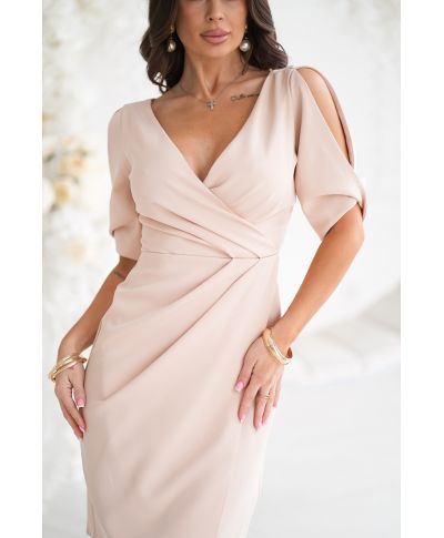 Abito elegante, beige chiaro - Maniche a tre quarti - Spacco sul davanti - Dettagli sartoriali