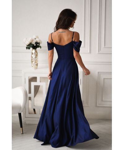 Abito da sera blu notte con tessuto scintillante e silhouette slanciata