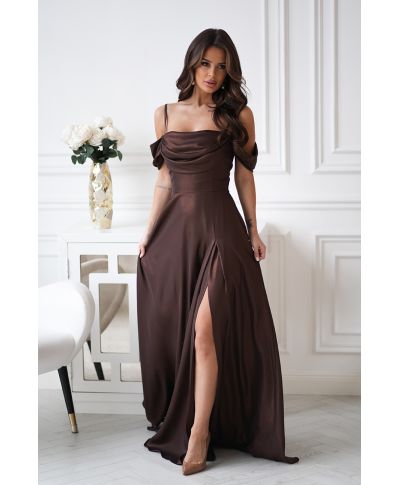 Abito da Cerimonia Marrone Cioccolato con Spalle Scoperte e Gonna Fluida