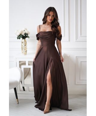 Abito da Cerimonia Marrone Cioccolato con Spalle Scoperte e Gonna Fluida