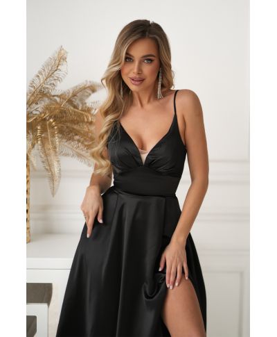 Vestito Lungo Satinato Nero con Spacco e Schiena Regolabile – Eleganza Intramontabile