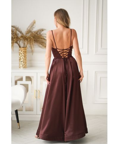 Vestito Lungo Satinato Marrone con Spacco e Schiena Regolabile – Eleganza Intramontabile