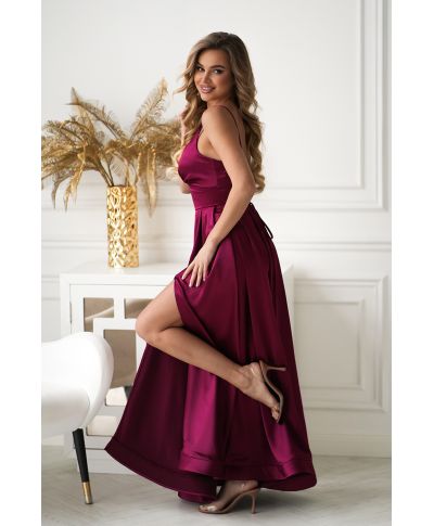 Vestito Lungo da Sera Bordeaux in Satin Lucente – Sensualità e Classe