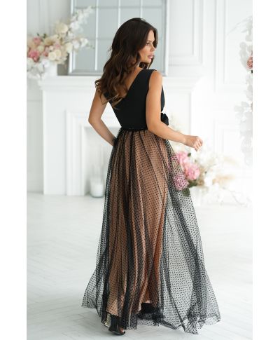 Abito lungo nero-beige con tulle e rosa – elegante creazione da sera con spacco