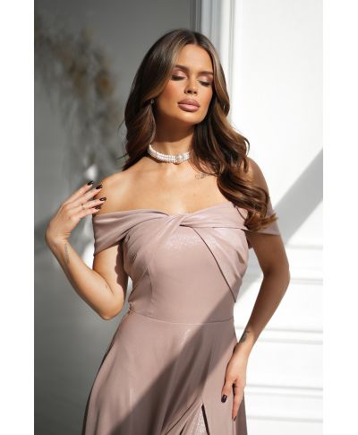 Abito da sera lungo color cappuccino con effetto metallico luminoso e linea fluida