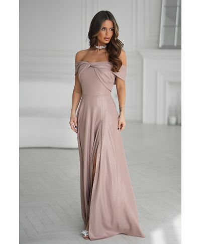 Abito da sera lungo color cappuccino con effetto metallico luminoso e linea fluida