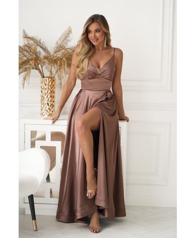 Vestito lungo da sera camel in satin lucente con gonna ampia – Eleganza Naturale