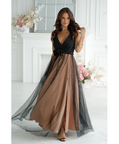 Abito lungo nero-beige con tulle e rosa – elegante creazione da sera con spacco