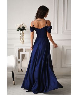 Abito da sera blu notte con tessuto scintillante e silhouette slanciata