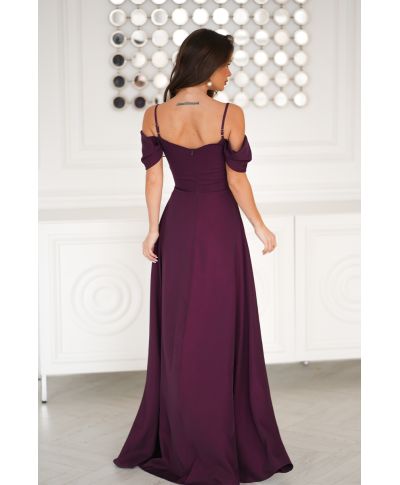 Abito Elegante con Drappeggio e Spacco – Modello Lungo in Tessuto Brillante Prugna