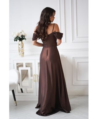 Abito da Cerimonia Marrone Cioccolato con Spalle Scoperte e Gonna Fluida