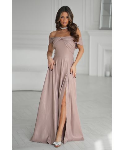 Abito da sera lungo color cappuccino con effetto metallico luminoso e linea fluida