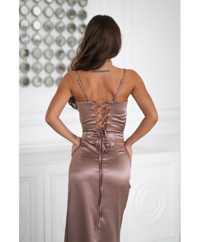 Abito Satinato Maxi con Corsetto - Colore camel – Scollatura Quadrata e Spacco Sensuale