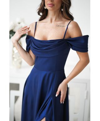 Abito da sera blu notte con tessuto scintillante e silhouette slanciata