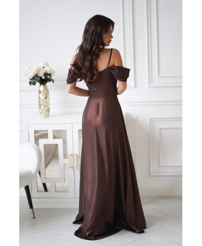 Abito da Cerimonia Marrone Cioccolato con Spalle Scoperte e Gonna Fluida
