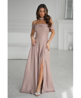 Abito da sera lungo color cappuccino con effetto metallico luminoso e linea fluida