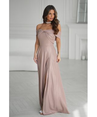 Abito da sera lungo color cappuccino con effetto metallico luminoso e linea fluida